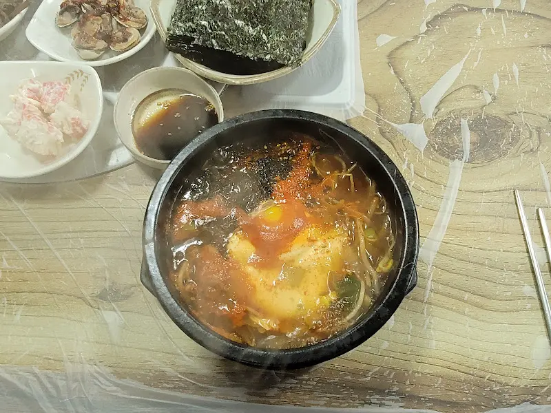 뚝배기에 담겨져 나오는 콩나물 해장국의 모습