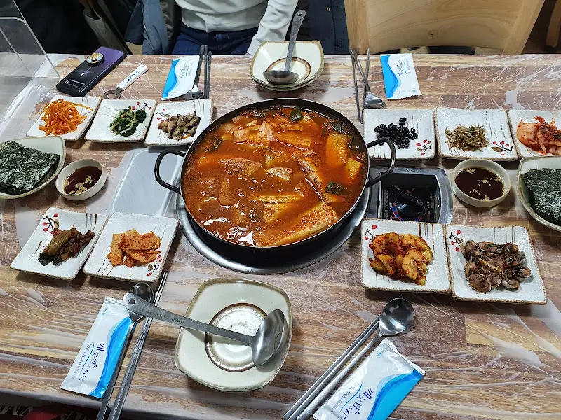 테이블 가득 차려진 갈치조림 한 상 차림