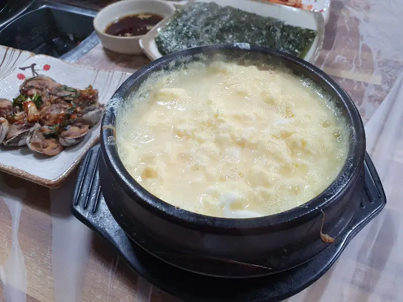 계란찜이 뚝배기에 담겨져 나오는 모습