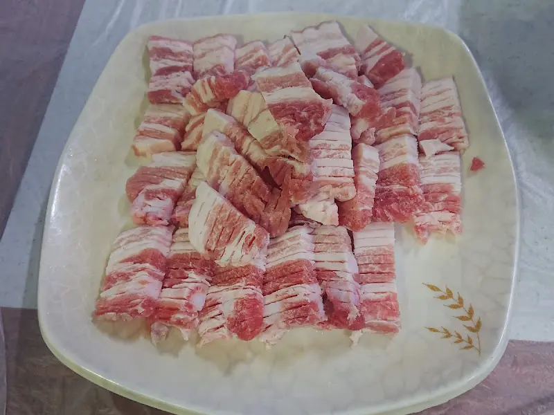 접시에 담겨져 나오는 먹기 좋게 썰린 삼겹살의 모습