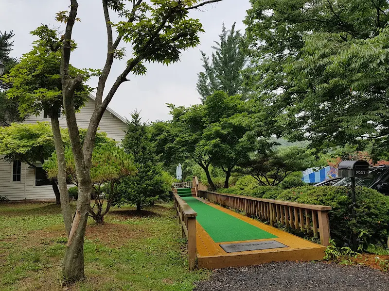 식당으로 이어지는 푸른 잔디밭 길