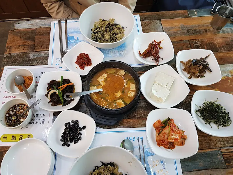 정갈하게 차려진 곤드레밥 정식 한 상 차림