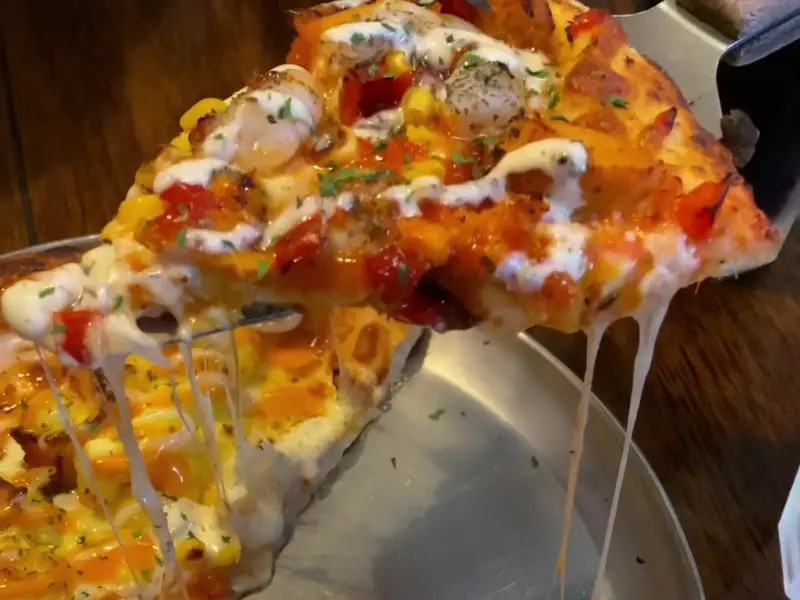 핫치킨쉬림프 피자 단면