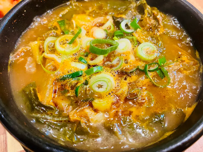 파가 듬뿍 올려진 한우 국밥의 클로즈업