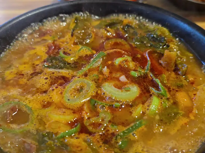 고기와 야채가 듬뿍 들어간 한우 국밥