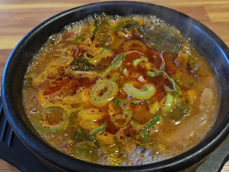뜨거운 김이 모락모락 나는 한우 국밥