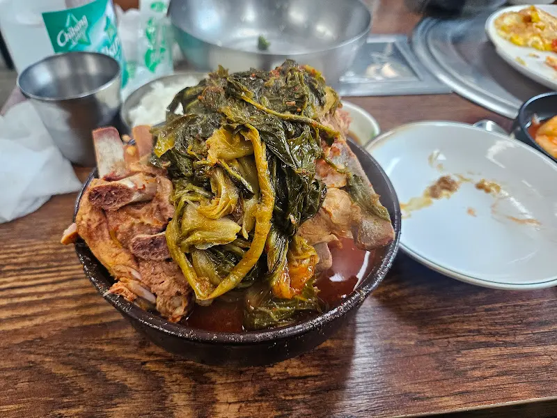 뼈해장국에 푸짐하게 들어있는 우거지의 모습