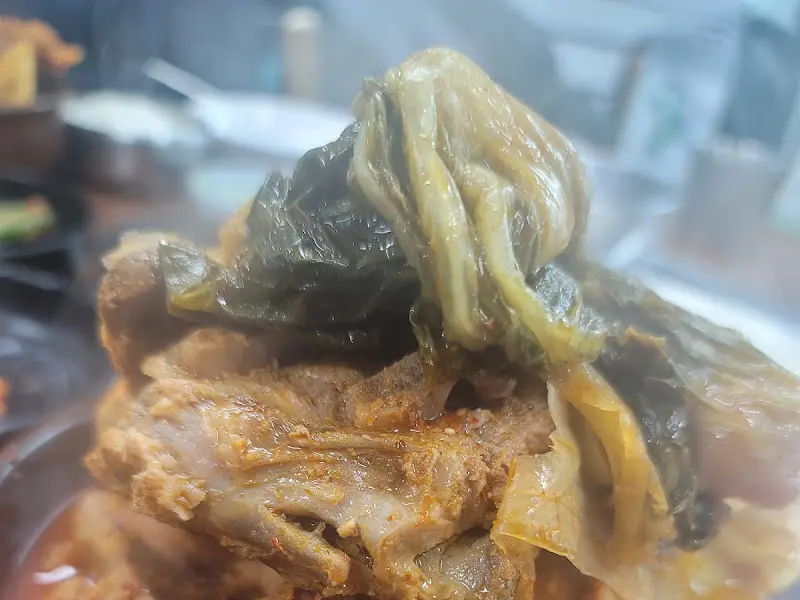 김이 모락모락 나는 뼈해장국의 클로즈업 사진