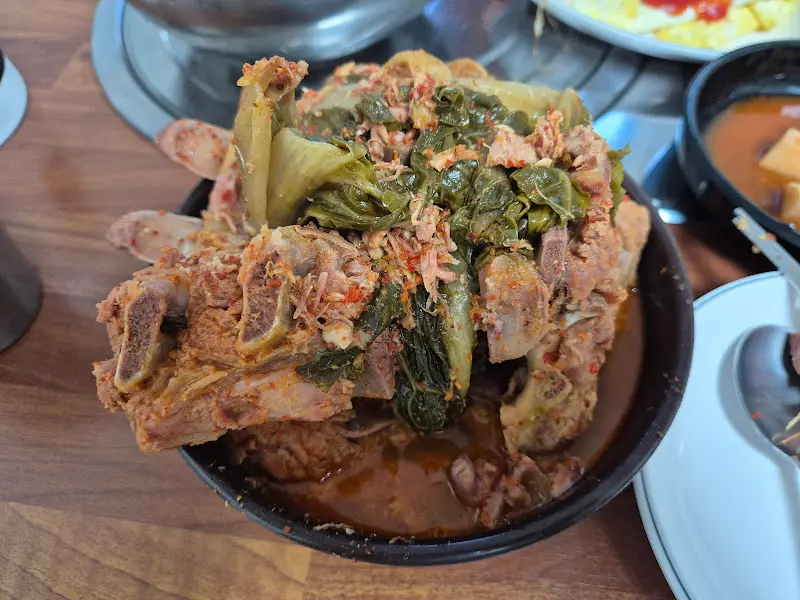 뼈와 우거지가 푸짐하게 담긴 뼈해장국의 모습