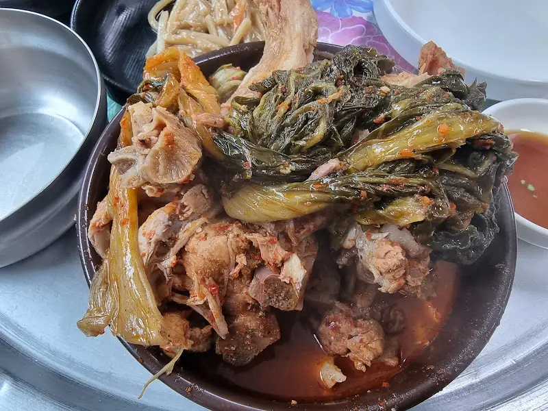 뼈해장국에 시래기가 듬뿍 들어간 모습