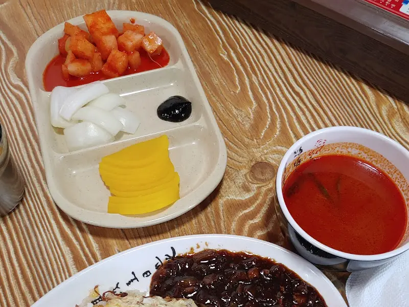 직접 담근 깍두기와 단무지, 양파