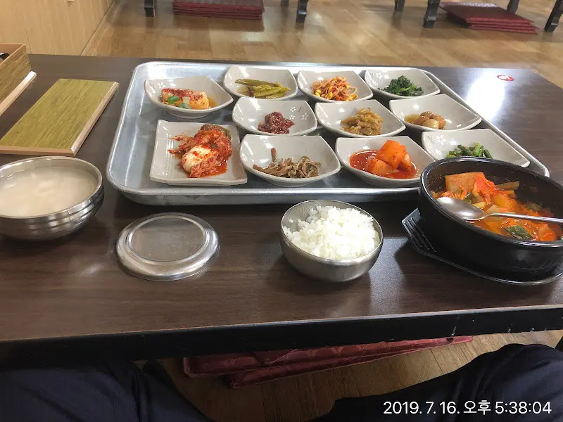 쟁반 가득 담겨 나오는 반찬들