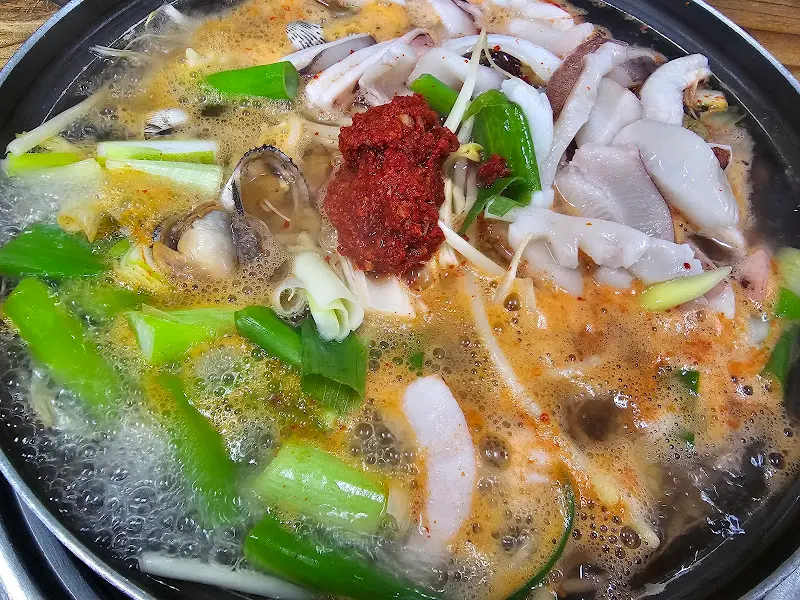 보글보글 끓는 오징어 해물탕