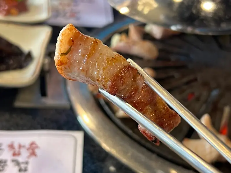 잘 구워진 삼겹살 한 점