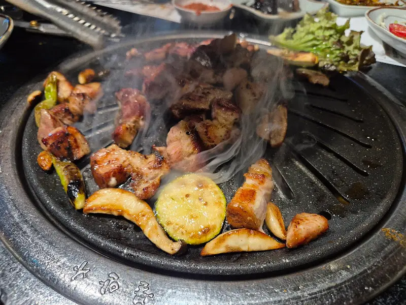 불판 위에서 구워지는 고기