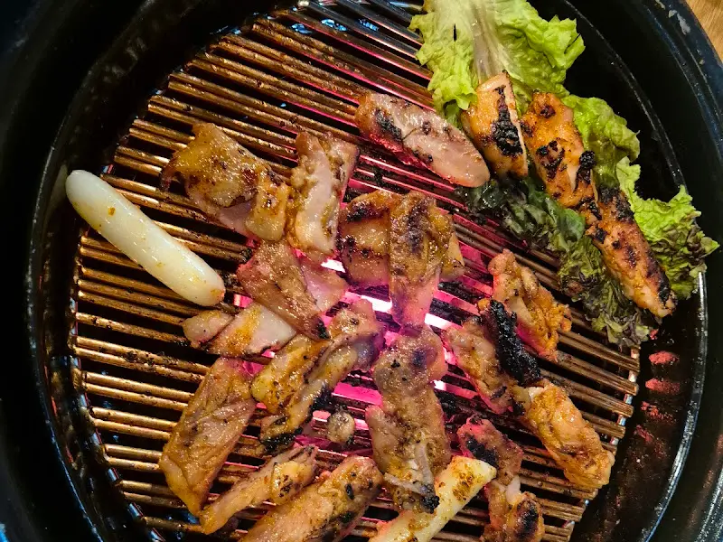 숯불에 구워진 닭갈비와 떡