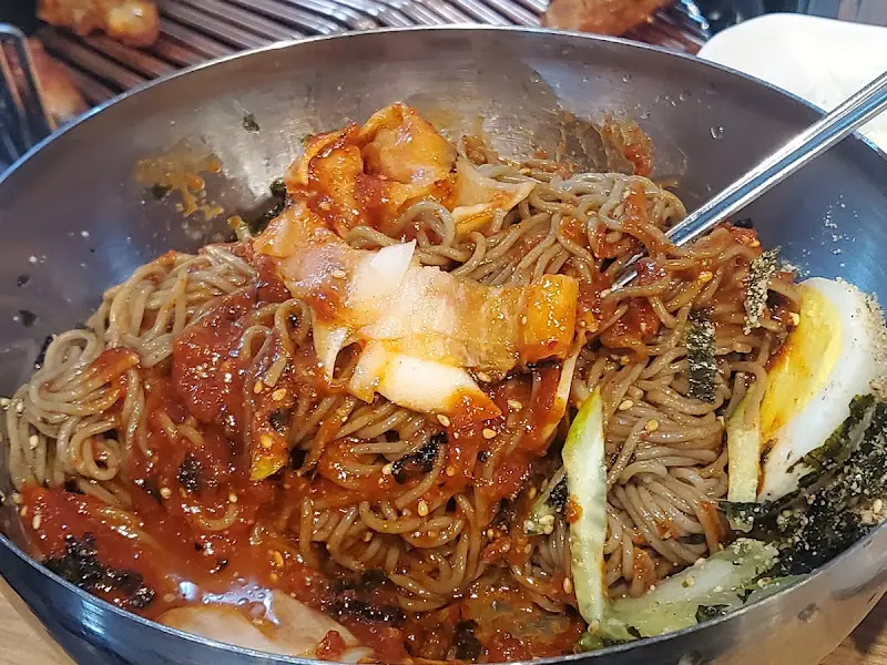 매콤한 양념이 돋보이는 막국수