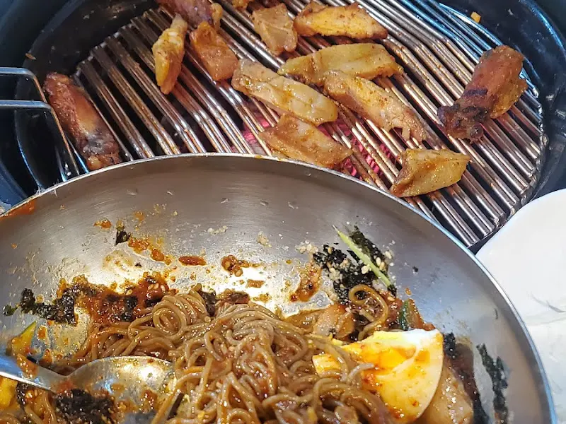 숯불 닭갈비와 막국수의 조화