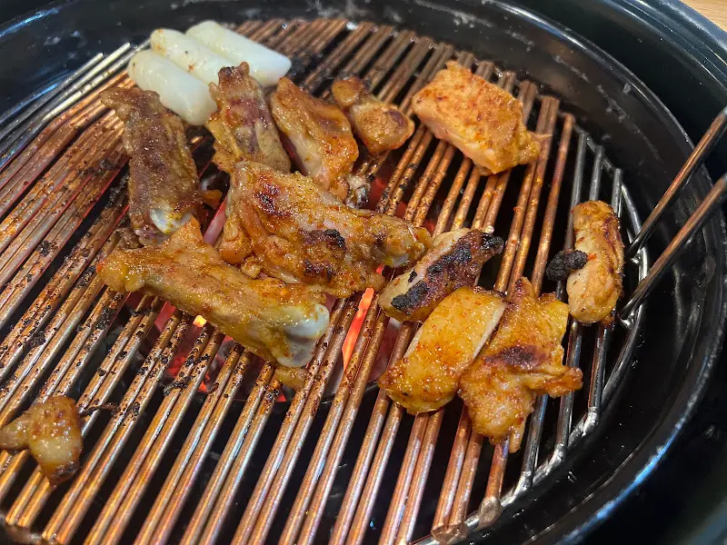 숯불 위에서 익어가는 닭갈비