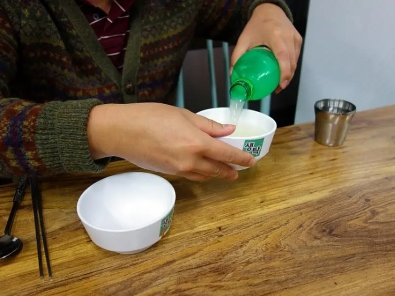 새우젓으로 간을 맞추는 모습