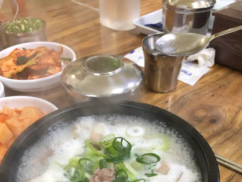 뽀얀 국물에 파가 송송 썰어져 올라간 몸국