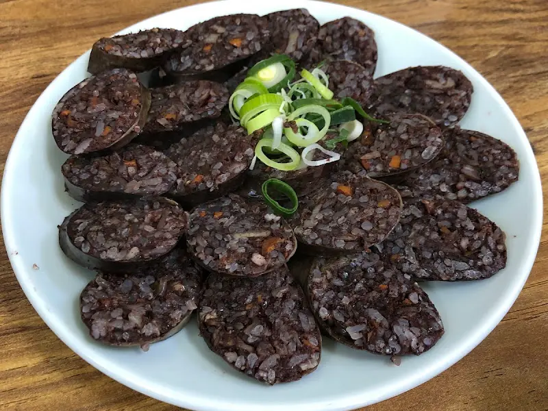 촘촘하게 박힌 재료들이 인상적인 순대