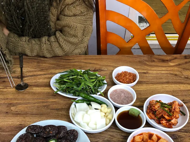 다채로운 밑반찬들