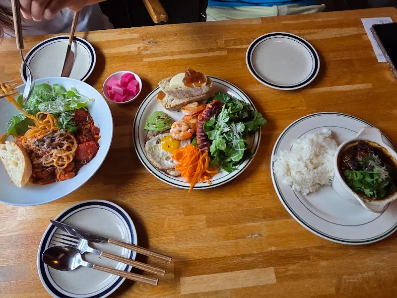 꼬로베이 음식 전체샷