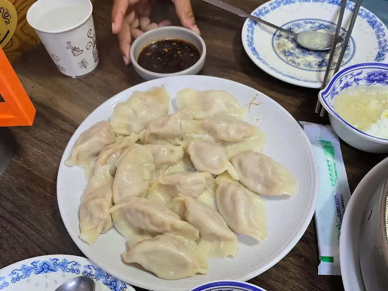 테이블 위에 놓인 삼치물만두 한 접시.