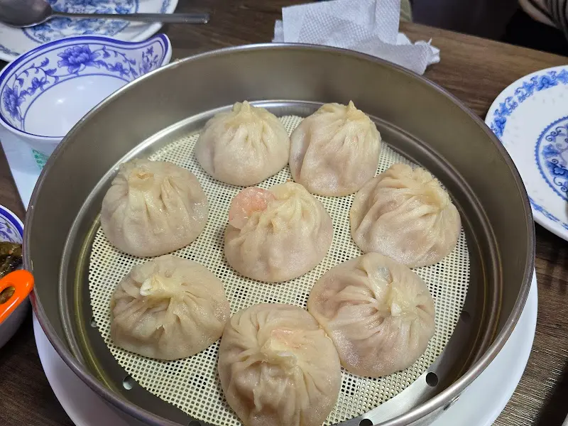 테이블 위에 놓인 딤섬 찜기.