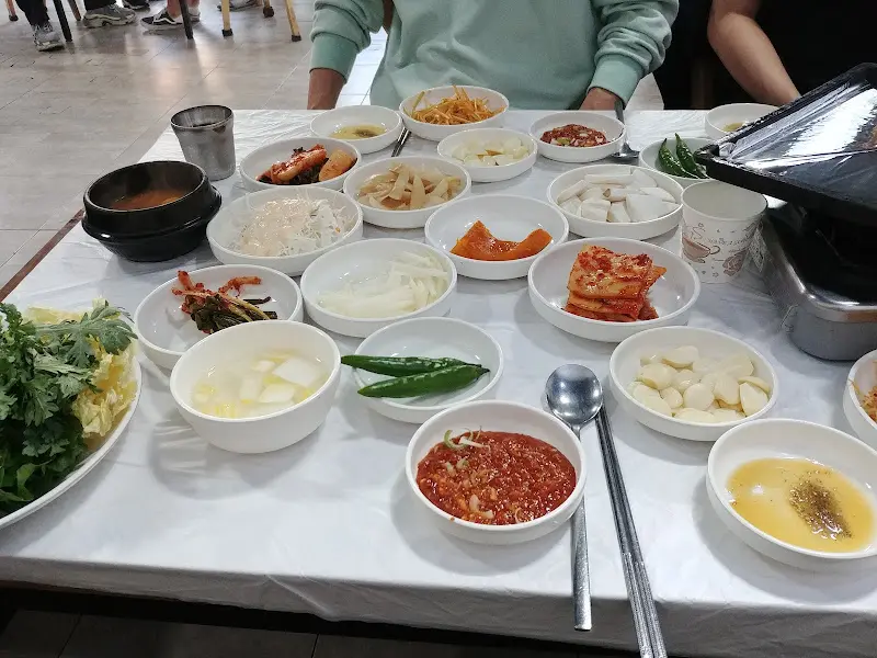 푸짐하게 차려진 밑반찬