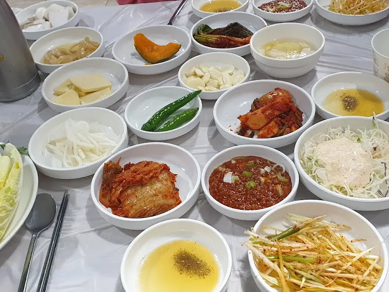 다채로운 밑반찬의 향연