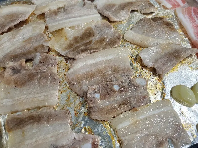 불판 위에서 익어가는 냉동 삼겹살