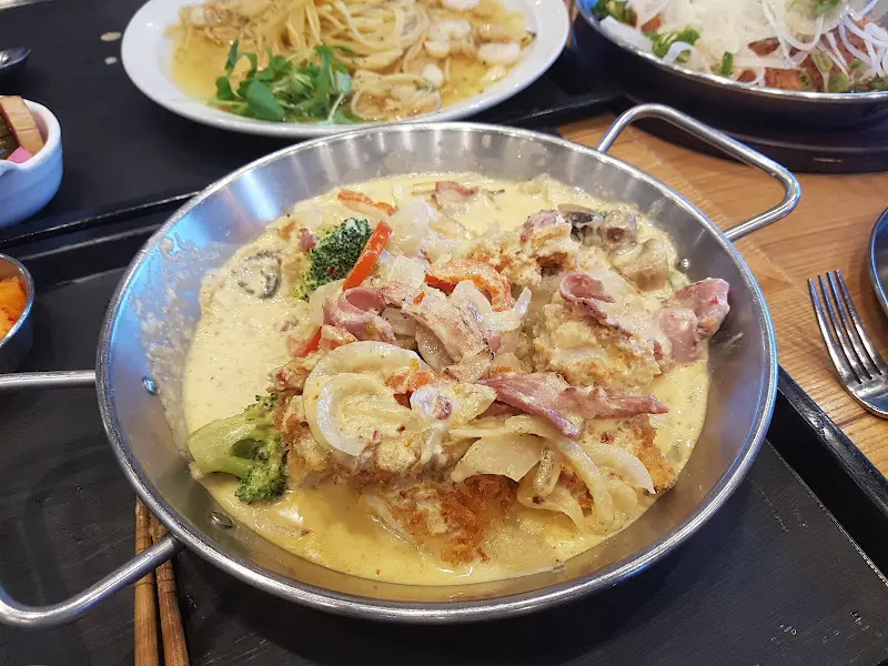 테이블 위에 놓인 스파이시 까르보나라