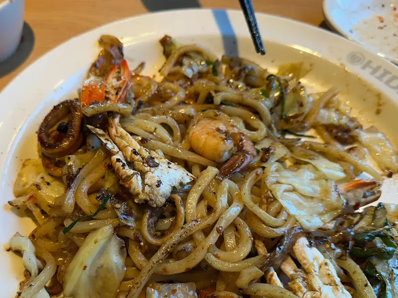 해산물이 푸짐하게 들어간 볶음 우동