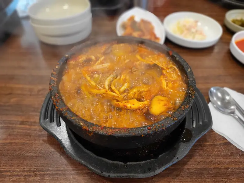 뜨거운 뚝배기에 담겨 나오는 숫총각 버섯 육개장