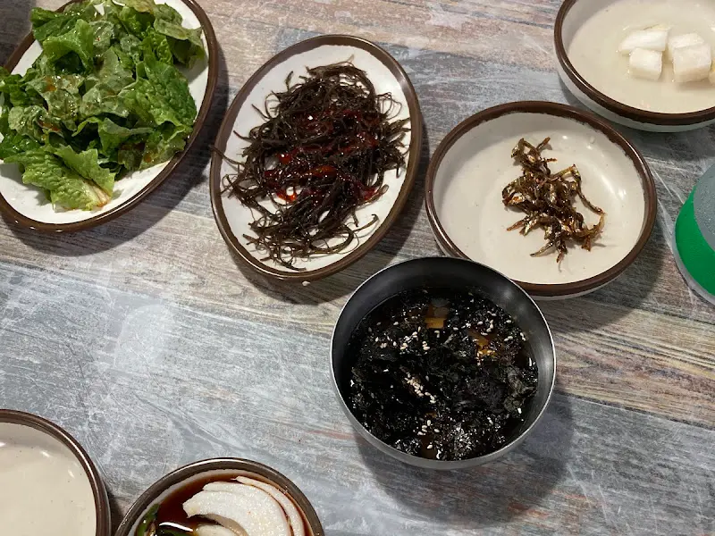 다채로운 밑반찬의 모습