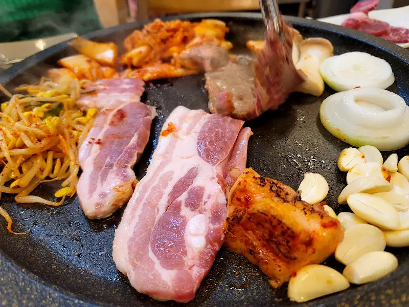 지글지글 익어가는 삼겹살