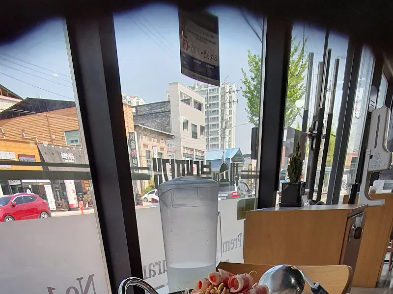 창밖 풍경이 보이는 식당 내부