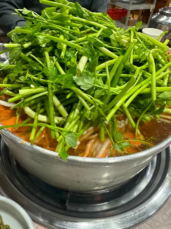 미나리 가득한 매운탕