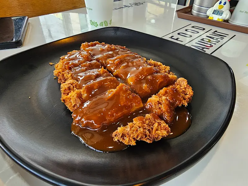 따끈따끈하고 바삭한 돈까스