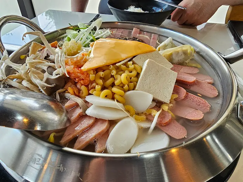 푸짐한 부대찌개의 모습