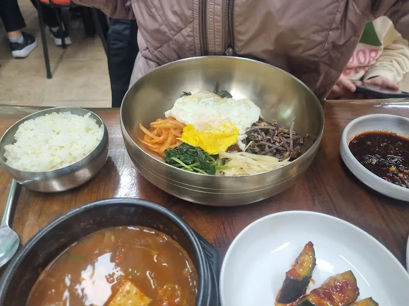 놋그릇에 담겨 나온 산채비빔밥
