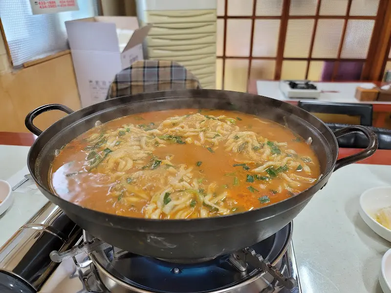 추어칼국수 냄비