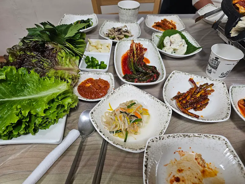 푸짐한 쌈 채소와 밑반찬