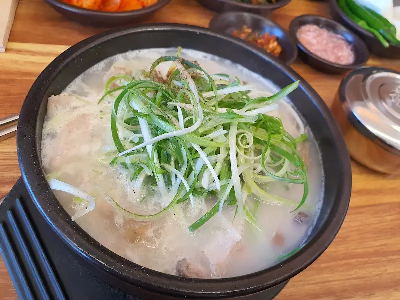 뽀얀 국물 위에 파채가 듬뿍 올려진 다 섞어 국밥