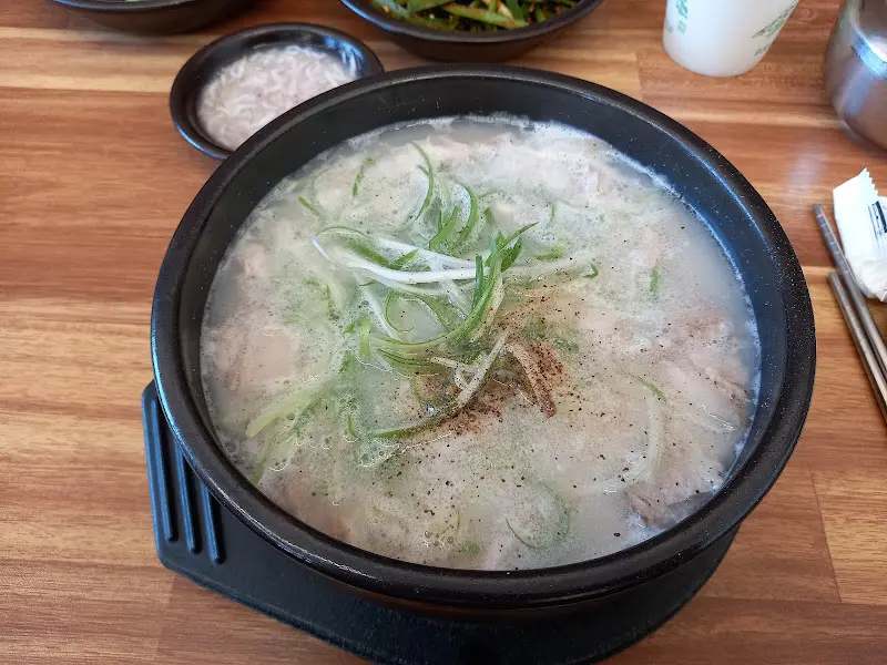 뽀얀 국물이 인상적인 돼지국밥