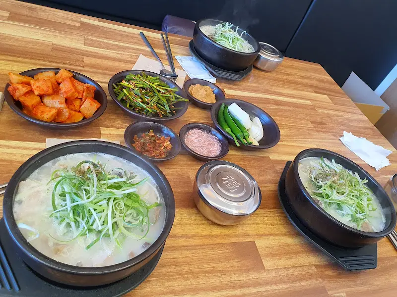 복돼지국밥 전체 상차림