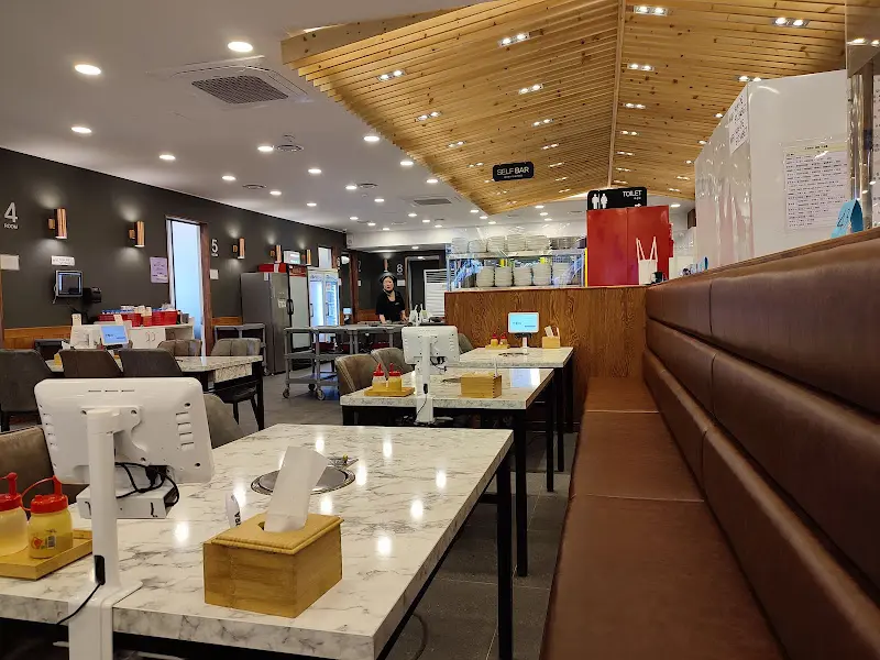 넓고 쾌적한 식당 내부