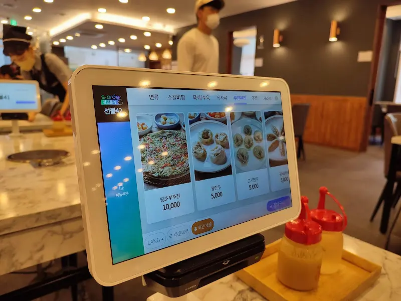 테이블마다 놓인 태블릿 주문 시스템